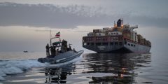 الحرس الثوري يستهدف سفينة حربية أمريكية حاولت عبور مضيق هرمز