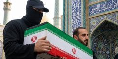 الكشف عن هوية الرجل المقنّع في جنازة خامنئي