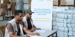 جمعية الوليد توزع مستلزمات إيواء على الأسر النازحة في مواصي خان يونس