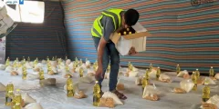 جمعية الإيثار توزع 300 طرد غذائي على النازحين في غزة