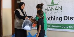 جمعية وفاق توزع ملابس الأطفال على الأسر النازحة في قطاع غزة