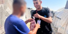 جمعية “ساعد” توزع اللحوم على النازحين في مواصي خانيونس