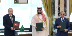 تركيا والسعودية وباكستان توقع اتفاقية دفاع مشترك وطهران تعلق