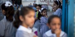 الأونروا تواصل تطعيم طلاب غزة وتدعو غير المطعمين للحضور