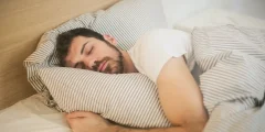 لماذا تشعر بالتعب نهارًا وتجد صعوبة في النوم ليلًا؟