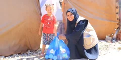 فريق نبض الخير يواصل دعم أسر غزة بالطرود الغذائية