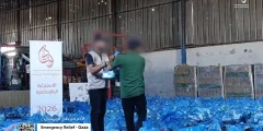 جمعية أوتاد تواصل توزيع الطرود الصحية والغذائية على أسر غزة