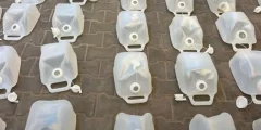 جمعية تراحم توزع قرب مياه على النازحين في خيام غزة