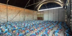 جمعية الناصر توزع 400 سلة إغاثية على النازحين في خان يونس