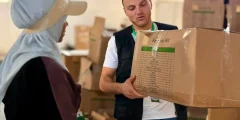 توزيع حقائب كرامة على النساء النازحات في غزة وشمال غزة