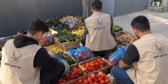 “غزة بعيون أهلها” يوزع سلال خضار على النازحين في غرب مدينة غزة