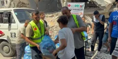 هيئة الإغاثة الإنسانية تواصل توزيع السلال الغذائية على أسر غزة