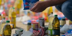 فريق “طريق عمر” يوزع طرودًا غذائية على النازحين في مدينة غزة